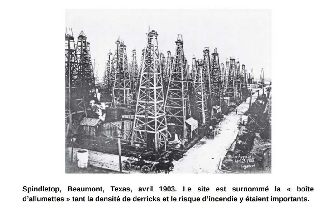 Derricks de pétrole en bois illustrant la dépendance de l'industrie pétrolière au bois.